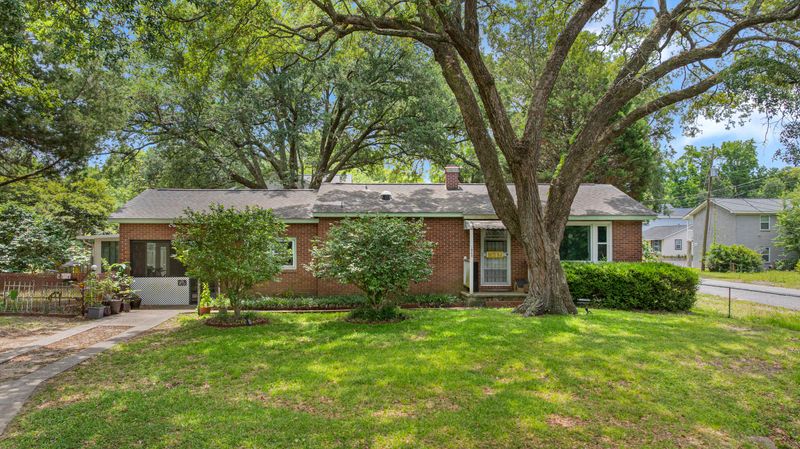 1549 N Avalon Cir, Charleston, SC 29407