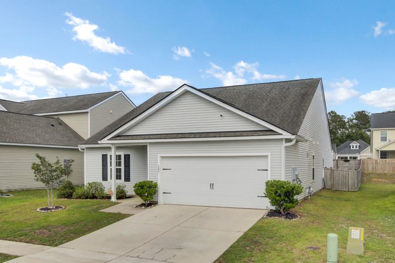 121 Ancestry Ln, Moncks Corner, SC 29461
