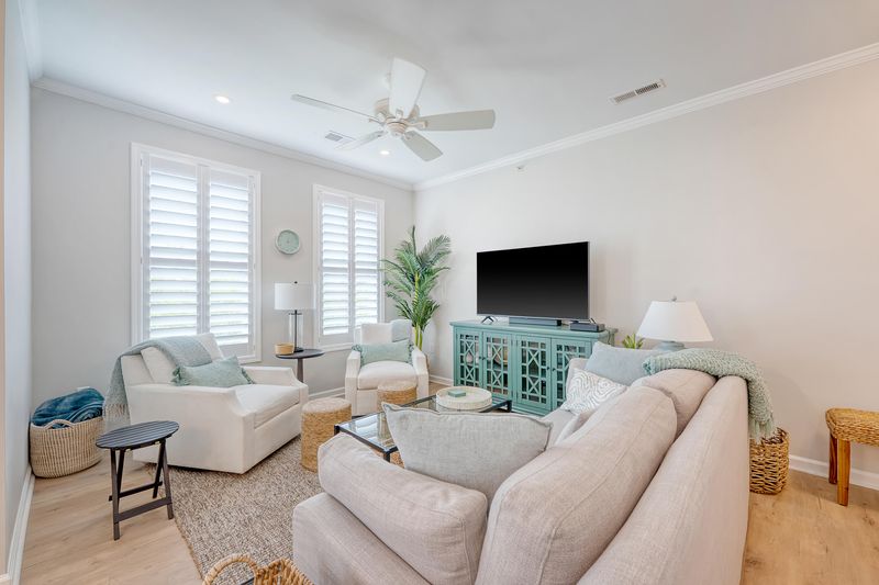 260 Seven Farms Dr #306, Charleston, SC 29492
