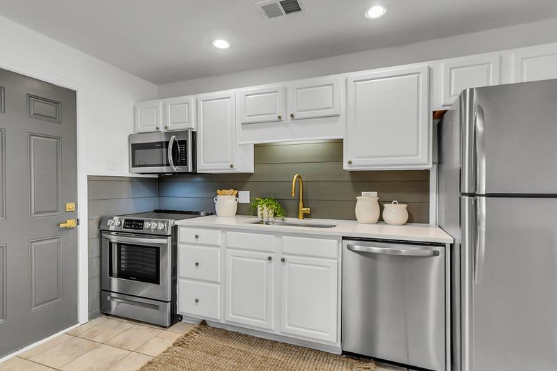 5817 Canterbury Dr, Hanahan, SC 29410