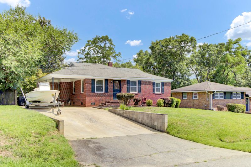 1237 Fort Dr, Hanahan, SC 29410