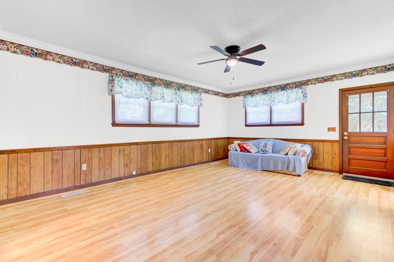 1237 Fort Dr, Hanahan, SC 29410