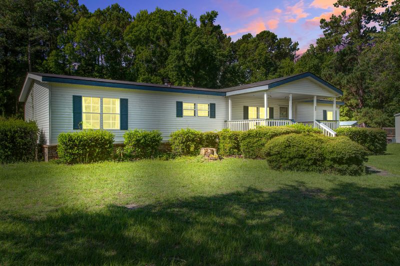 663 Barn Rd, Bonneau, SC 29431