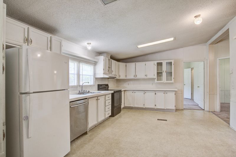 663 Barn Rd, Bonneau, SC 29431