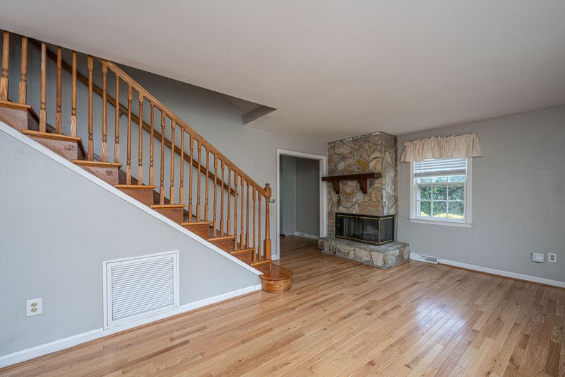 1369 Miles Dr, Charleston, SC 29407