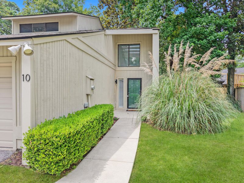 10 Stallion Ct, Charleston, SC 29407