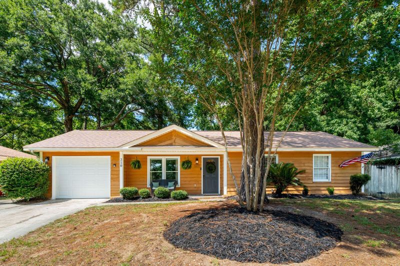 210 Crestwood Dr, Summerville, SC 29483