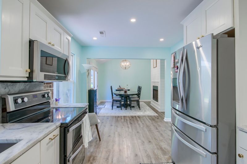 528 Castle Hall Rd, Mount Pleasant, SC 29464