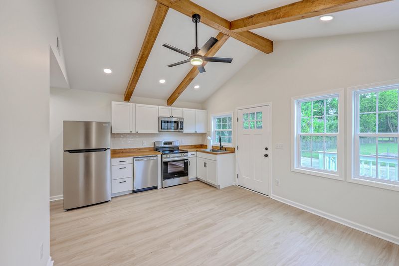 2011 Hugo Ave, North Charleston, SC 29405