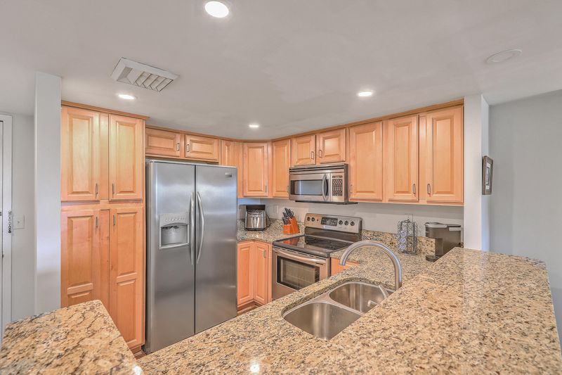 14 Lockwood Dr #1k, Charleston, SC 29401