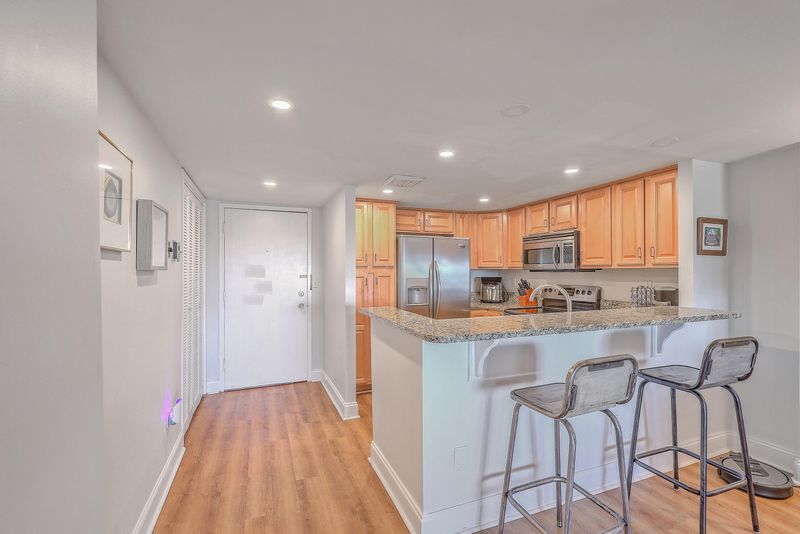 14 Lockwood Dr #1k, Charleston, SC 29401