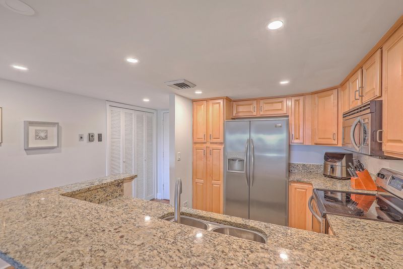 14 Lockwood Dr #1k, Charleston, SC 29401