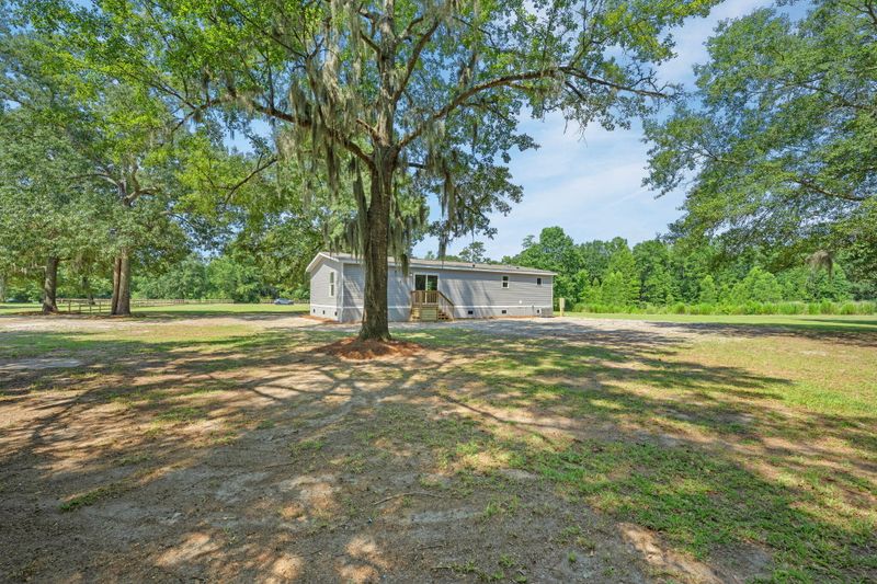 646 Country Pond Ln, Cross, SC 29436