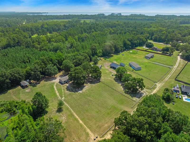 646 Country Pond Ln, Cross, SC 29436