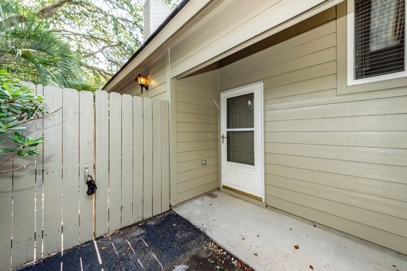 1 Maplecrest Dr, Charleston, SC 29412