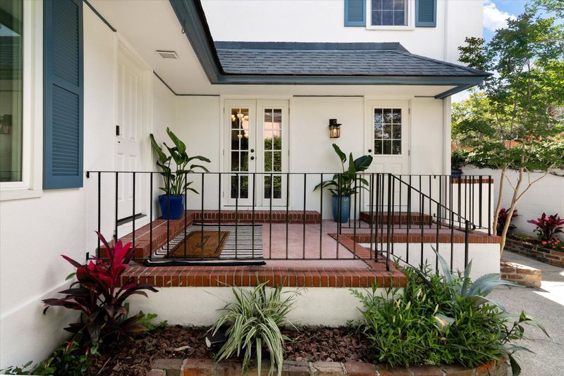 8 Poulnot Ln, Charleston, SC 29401