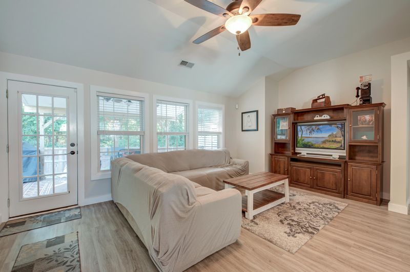 1436 Water Edge Dr, Charleston, SC 29492