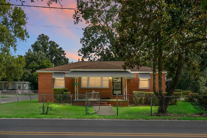 174 Roosevelt Dr, Saint Stephen, SC 29479