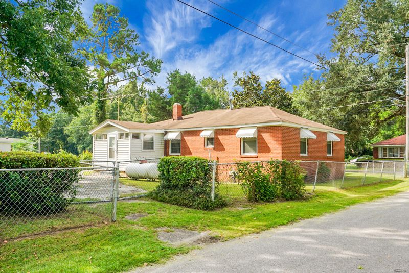 174 Roosevelt Dr, Saint Stephen, SC 29479