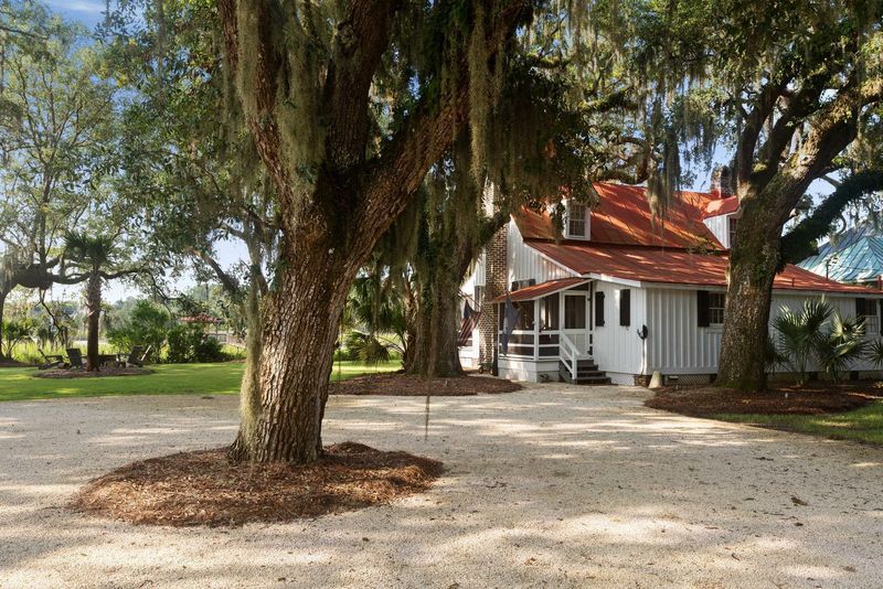127 Oak St, Mcclellanville, SC 29458