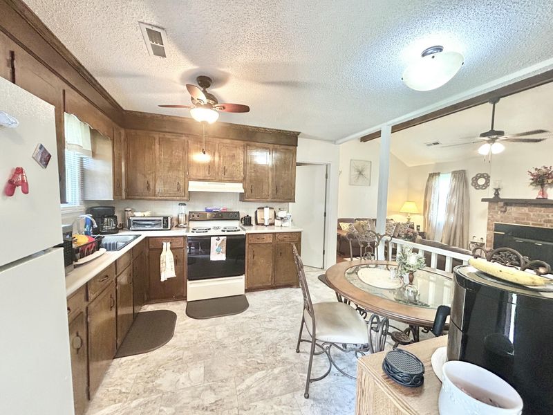 31 Delaware Rd, Goose Creek, SC 29445