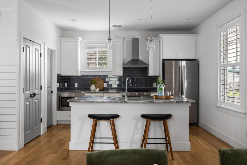 8 Simons St, Charleston, SC 29403
