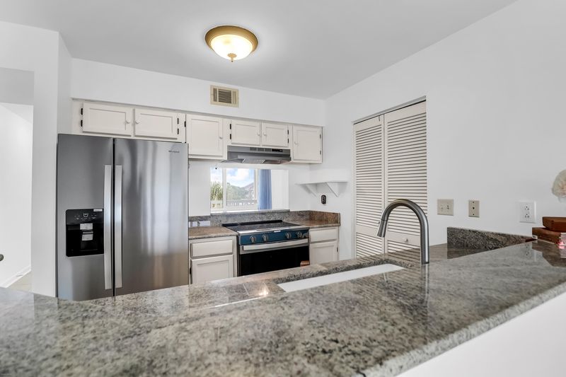 100 Mariners Cay Dr, Folly Beach, SC 29439