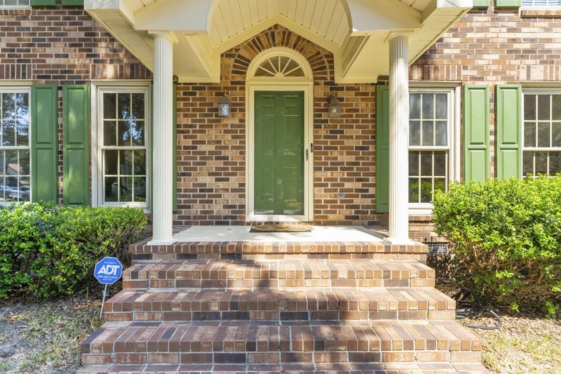 1050 Stonehenge Dr, Hanahan, SC 29410