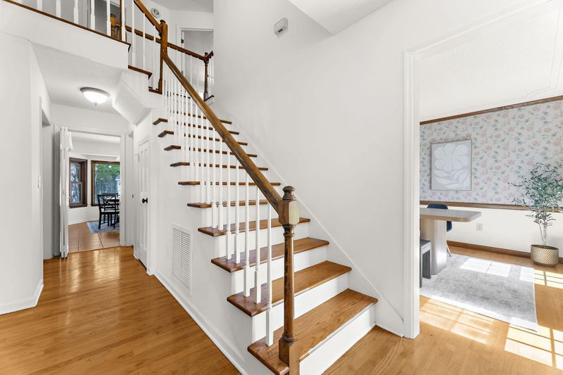 1050 Stonehenge Dr, Hanahan, SC 29410