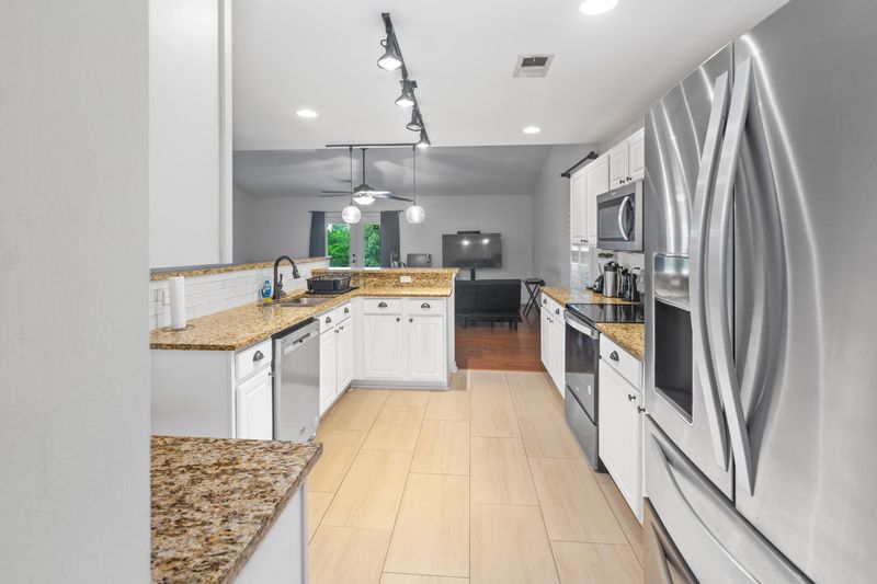 518 Holiday Dr, Summerville, SC 29483