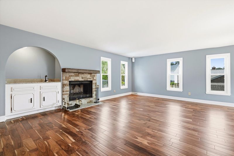 1082 Stonehenge Dr, Hanahan, SC 29410