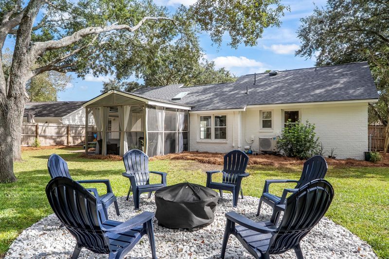 1182 Main Canal Dr, Mount Pleasant, SC 29464