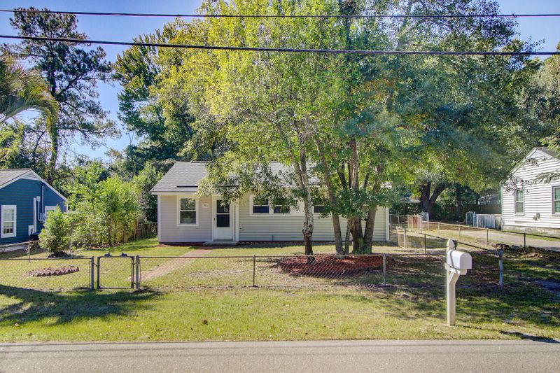 5821 Robinhood Dr, Hanahan, SC 29410