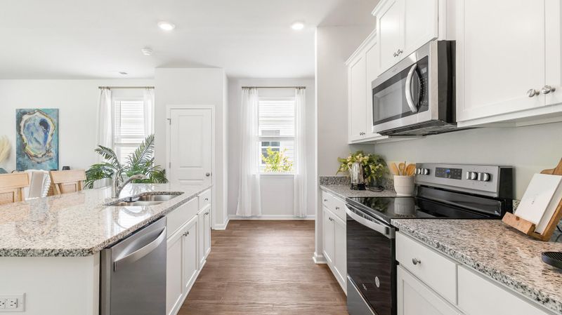 7023 Deanston Dr, Ravenel, SC 29470