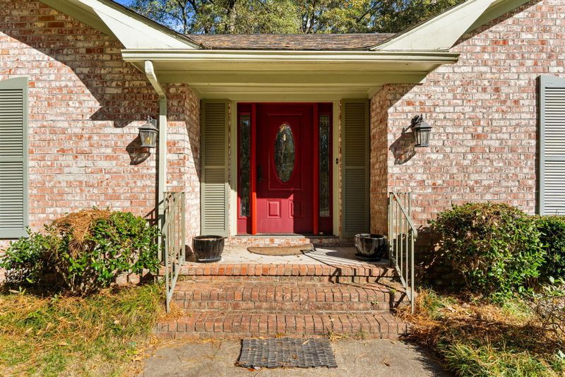 219 Runnymede Ln, Summerville, SC 29485