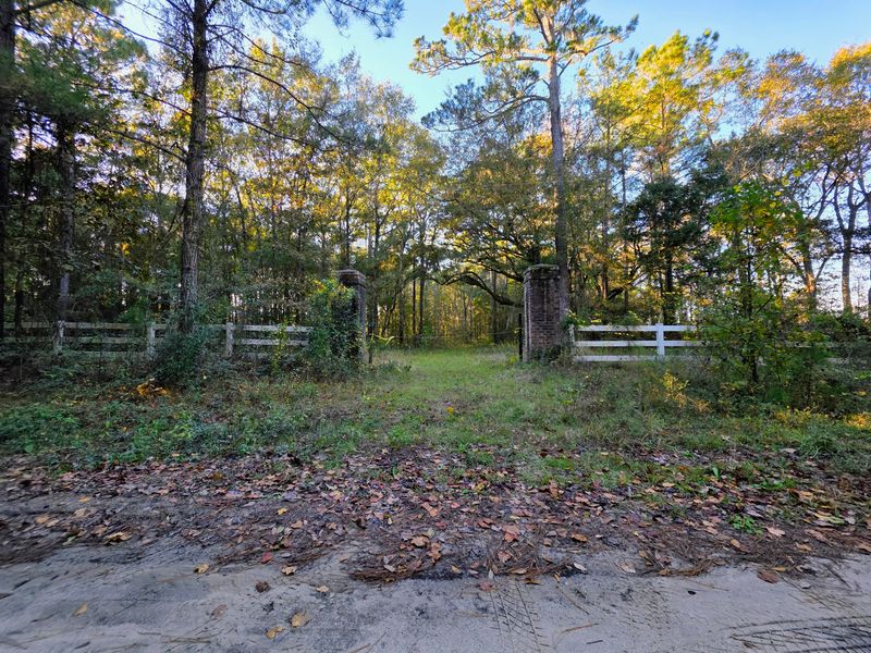 8750 Old Georgetown Rd, Mcclellanville, SC 29458