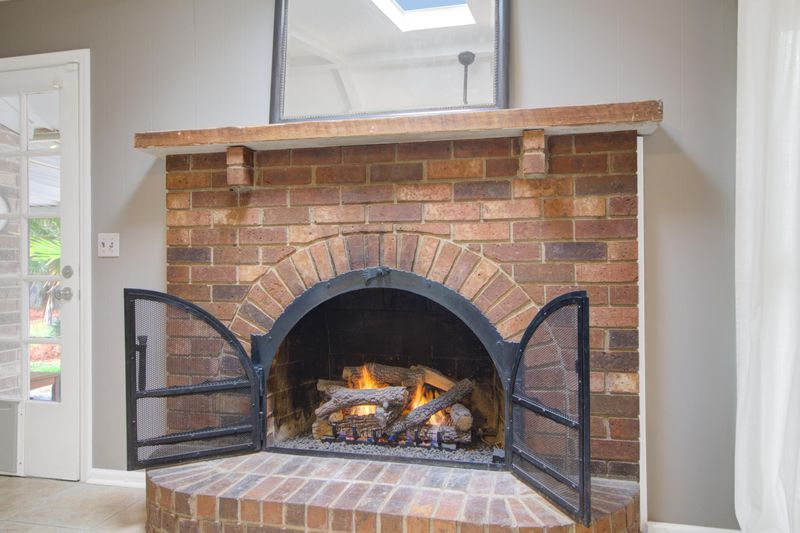 8 Corsica Ct, Hanahan, SC 29410
