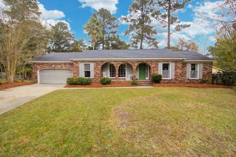 8 Corsica Ct, Hanahan, SC 29410