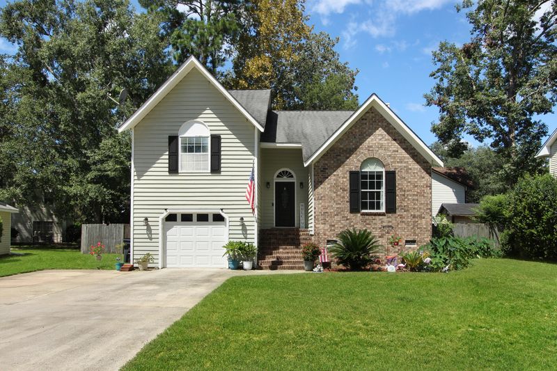 104 Excaliber Pl, North Charleston, SC 29418