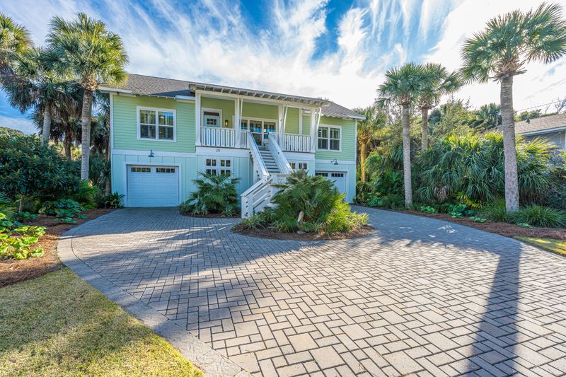 211 W Hudson Ave, Folly Beach, SC 29439