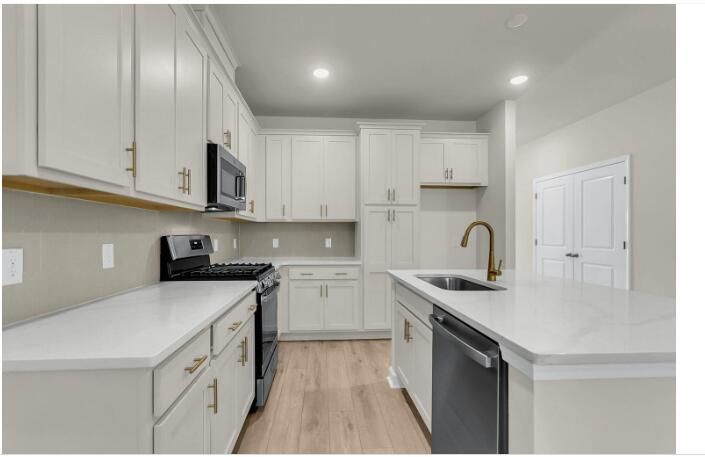 5043 Blackberry Ln, Ravenel, SC 29470