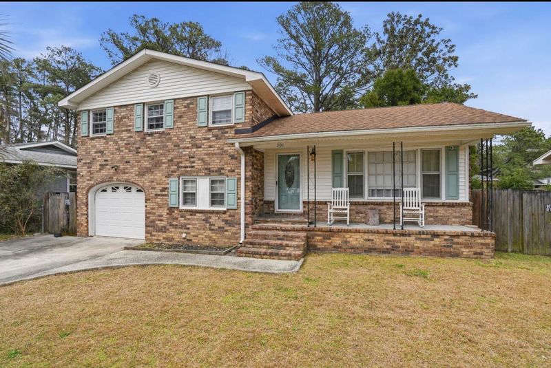 201 Pinewood Dr, Summerville, SC 29483
