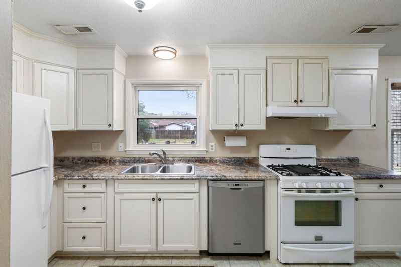 4 Newark Ave, Goose Creek, SC 29445