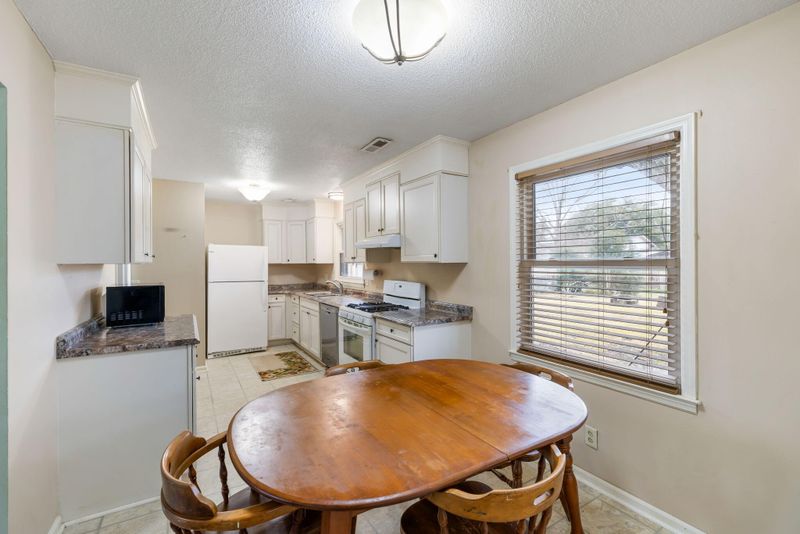 4 Newark Ave, Goose Creek, SC 29445