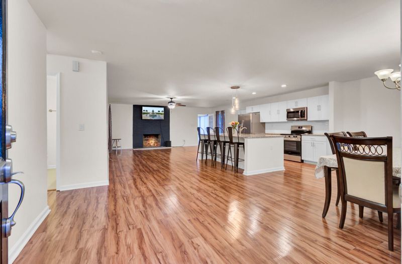 1277 Redeemer Dr, Hanahan, SC 29410
