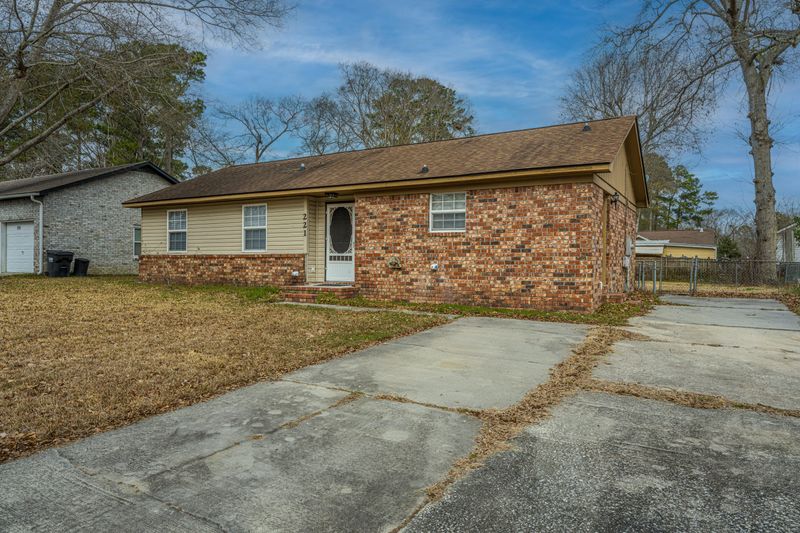 221 Braly Dr, Summerville, SC 29485