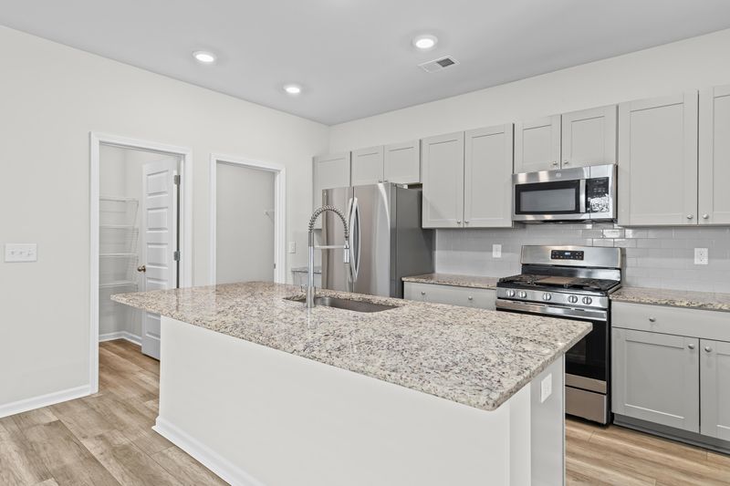 606 Spanish Wells Rd, Summerville, SC 29486