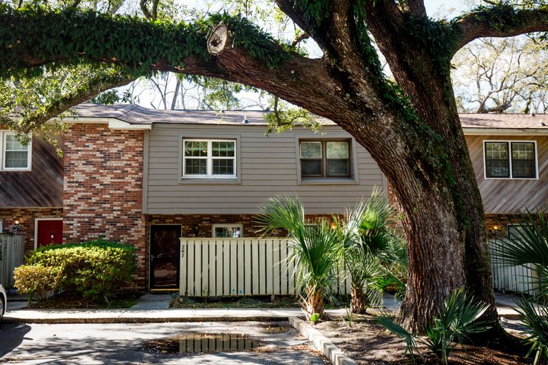 207 Saint Charles Ct, Charleston, SC 29407