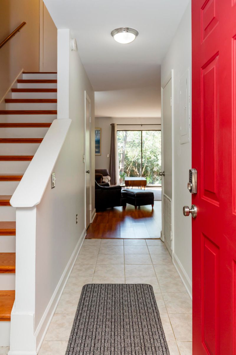 207 Saint Charles Ct, Charleston, SC 29407