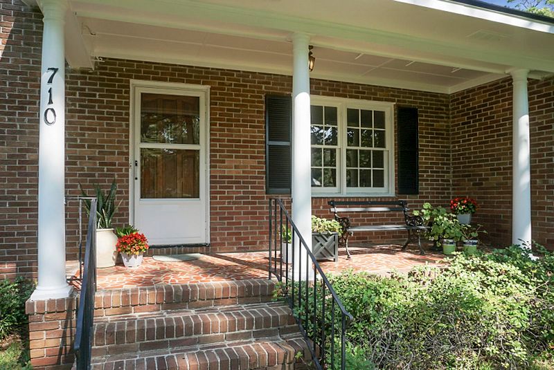 710 S Magnolia St, Summerville, SC 29483